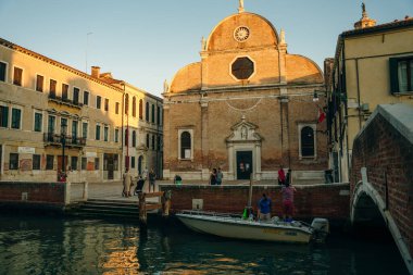 İtalya - Kasım, 2021. Venedik 'in şehir ve mimarisi. Şehir kanalı ve üzerinde tekneler. Yüksek kalite fotoğraf