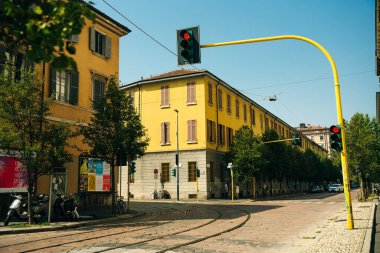 Milano, İtalya 'nın merkezinde antik binaların olduğu cadde - Kasım, 2021. Yüksek kalite fotoğraf