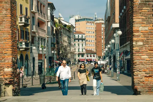 Milano, İtalya 'nın merkezinde antik binaların olduğu cadde - Kasım, 2021. Yüksek kalite fotoğraf