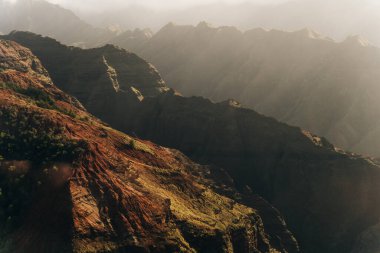 Hawaii 'deki Kauai adasının batı tarafındaki Pasifik' in Waimea Kanyonu Büyük Kanyonu 'nun havadan görünüşü. Yüksek kalite fotoğraf