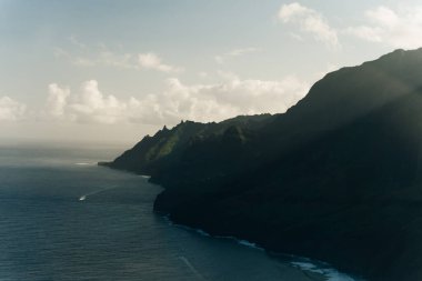 Hawaii Kauai Na Pali sahil manzarası helikopterden. Tenha turistik plajlı doğa sahili dramatik dağları. ABD 'ye. Yüksek kalite fotoğraf