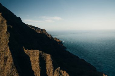 Kalalau Vadisi 'nin ve Kauai' deki Na Pali sahilinin muhteşem manzarası. Yüksek kalite fotoğraf