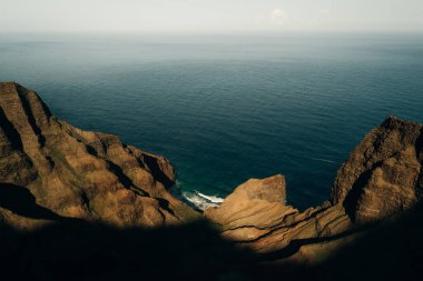 Kalalau Vadisi 'nin ve Kauai' deki Na Pali sahilinin muhteşem manzarası. Yüksek kalite fotoğraf