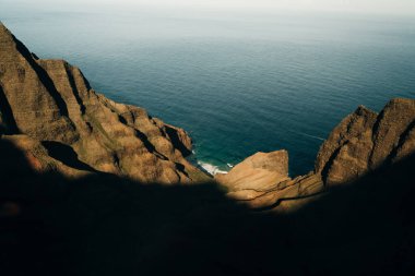 Kalalau Vadisi 'nin ve Kauai' deki Na Pali sahilinin muhteşem manzarası. Yüksek kalite fotoğraf