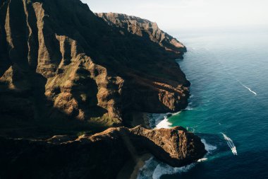 Kalalau Vadisi 'nin ve Kauai' deki Na Pali sahilinin muhteşem manzarası. Yüksek kalite fotoğraf