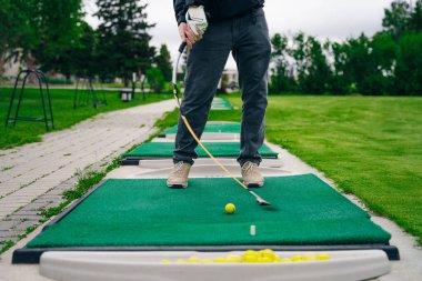 Golf oynamak için ekipman. Kupa dudağında golf topu. Yüksek kalite fotoğraf