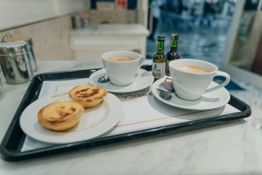 Pastel de nata ve kahve. Geleneksel Portekiz tatlıları. Yüksek kalite fotoğraf