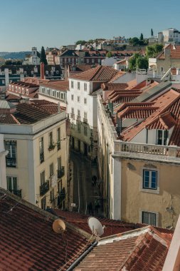 Lizbon 'daki şehir sokaklarında turuncu çatıları olan renkli konutların hava manzarası.. 