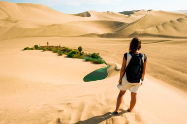 Huacachina Oasis, Peru 'nun Ica kenti yakınlarındaki çöl kum tepelerinde, Peru achina Oasis, Ica kenti yakınlarındaki çöl kum tepelerinde. Yüksek kalite fotoğraf