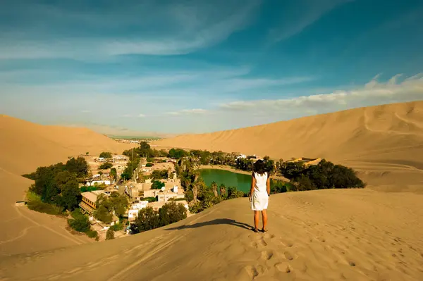 Huacachina Oasis, Peru 'nun Ica kenti yakınlarındaki çöl kum tepelerinde, Peru achina Oasis, Ica kenti yakınlarındaki çöl kum tepelerinde. Yüksek kalite fotoğraf