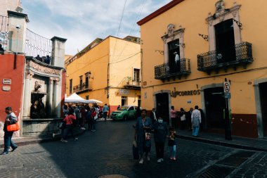 Guanajuato Meksika 'nın Kırmızı Sarı Dar Sokak Evleri. Yüksek kalite fotoğraf