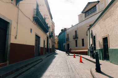 Guanajuato Meksika 'nın Kırmızı Sarı Dar Sokak Evleri. Yüksek kalite fotoğraf