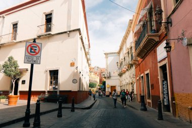 Guanajuato Meksika 'nın Kırmızı Sarı Dar Sokak Evleri. Yüksek kalite fotoğraf