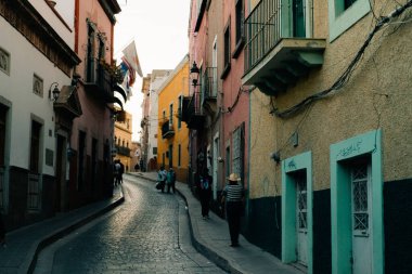 Guanajuato Meksika 'nın Kırmızı Sarı Dar Sokak Evleri. Yüksek kalite fotoğraf