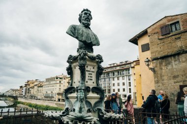 Floransa, İtalya - sep 2022. Floransa 'daki Arno nehri üzerindeki Ponte Vecchio köprüsünde bulunan Benvenuto Cellini anıtı. Yüksek kalite fotoğraf