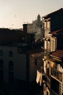 Günbatımı manzarası, Porto silueti, geleneksel mimari evleri, Portgal. Yüksek kalite fotoğraf