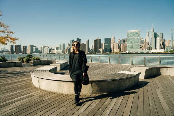 НЬЮ-ЙОРК - Сен-2022: Вид на Манхэттен, Нью-Йорк, из парка Домино в Бруклине. Высокое качество фото