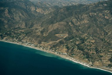 Leo Carrillo Eyalet Parkı 'nın ve Malibu, California' daki Pasifik Sahil Otobanı 'nın havadan görüntüsü. Yüksek kalite fotoğraf