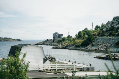 Brigus, Newfoundland, Kanada: Sakin ve gri bir günde küçük bir balıkçı köyü. Yüksek kalite fotoğraf