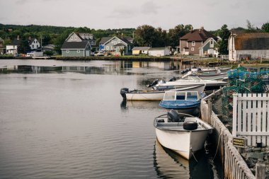 Brigus, Newfoundland, Kanada: Sakin ve gri bir günde küçük bir balıkçı köyü. Yüksek kalite fotoğraf