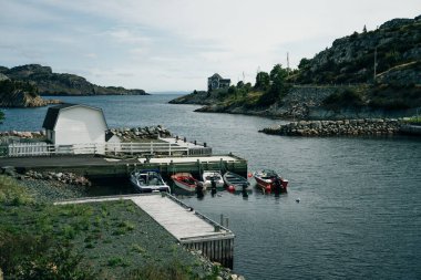 Brigus, Newfoundland, Kanada: Sakin ve gri bir günde küçük bir balıkçı köyü. Yüksek kalite fotoğraf