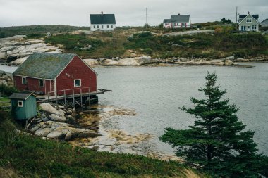 Balıkçı tekneleri Kanada 'nın Nova Scotia eyaletindeki Peggy' nin koyunda 2022 yılının Ekim ayında demirlediler ve beklemekteler. Yüksek kalite fotoğraf