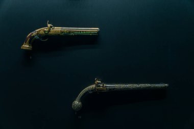 İstanbul Topkapı Sarayı 'ndaki silah koleksiyonundan antik Osmanlı kılıcı. Hindi - sep 2022. Yüksek kalite fotoğraf