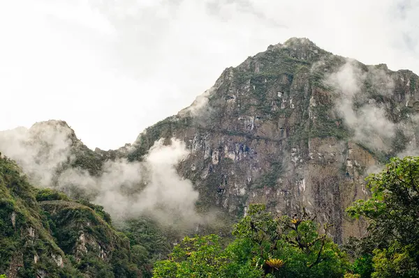 Machu Picchu yakınlarındaki dağların etrafında sabah bulutları var. Yüksek kalite fotoğraf