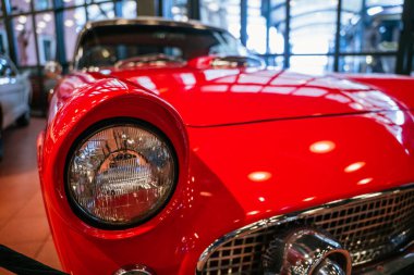 Hindi, hindi - Aralık 2022 Güzel 1956 Ford Thunderbird kırmızılı. Yüksek kalite fotoğraf