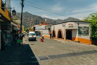 Tepoztlan, Morelos, Meksika 'da renkli bir cadde. Nisan 2023. Yüksek kalite fotoğraf
