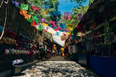 Tepoztlan, Morelos, Meksika 'da renkli bir cadde. Nisan 2023. Yüksek kalite fotoğraf