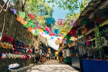Tepoztlan, Morelos, Meksika 'da renkli bir cadde. Nisan 2023. Yüksek kalite fotoğraf
