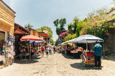 Tepoztlan, Morelos, Meksika 'da renkli bir cadde. Nisan 2023. Yüksek kalite fotoğraf