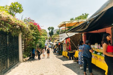 Tepoztlan, Morelos, Meksika 'da renkli bir cadde. Nisan 2023. Yüksek kalite fotoğraf