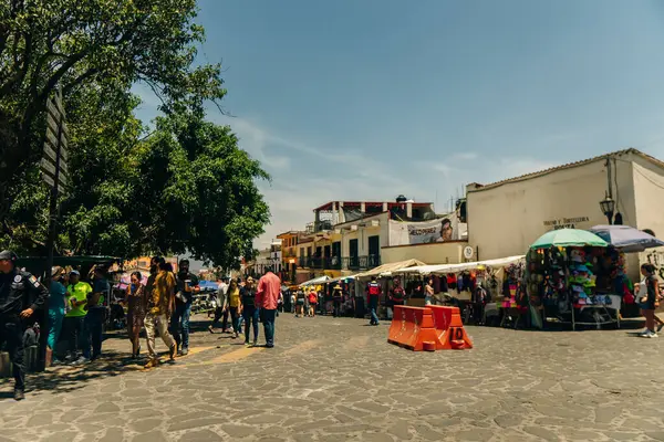 Tepoztlan, Morelos, Meksika 'da renkli bir cadde. Nisan 2023. Yüksek kalite fotoğraf