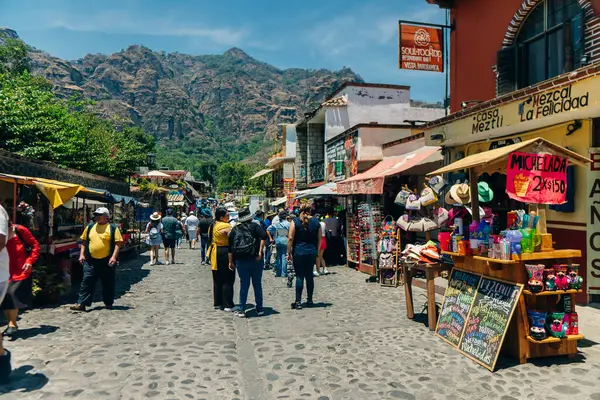 Tepoztlan, Morelos, Meksika 'da renkli bir cadde. Nisan 2023. Yüksek kalite fotoğraf