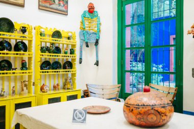 COYOACAN, MEXICO - Nisan 2023 Mutfak Mavi Saray 'da Meksikalı sanatçı Frida Kahlo. Yüksek kalite fotoğraf