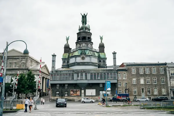 Montreal, QC, Kanada - Eylül 2022 Güneşli havalarda liman simgeleri. Yüksek kalite fotoğraf