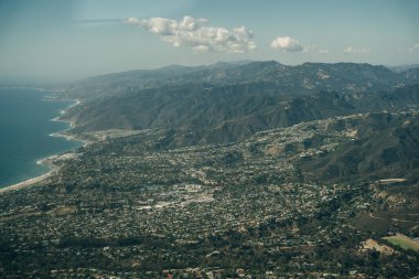 Leo Carrillo Eyalet Parkı 'nın ve Malibu, California' daki Pasifik Sahil Otobanı 'nın havadan görüntüsü. Yüksek kalite fotoğraf