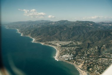 Leo Carrillo Eyalet Parkı 'nın ve Malibu, California' daki Pasifik Sahil Otobanı 'nın havadan görüntüsü. Yüksek kalite fotoğraf