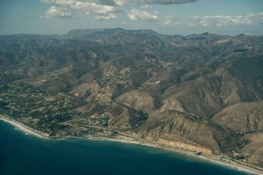 Leo Carrillo Eyalet Parkı 'nın ve Malibu, California' daki Pasifik Sahil Otobanı 'nın havadan görüntüsü. Yüksek kalite fotoğraf