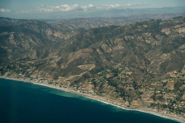 Leo Carrillo Eyalet Parkı 'nın ve Malibu, California' daki Pasifik Sahil Otobanı 'nın havadan görüntüsü. Yüksek kalite fotoğraf