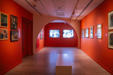 Pera Müzesi İstanbul 'da sergiler, hindi - sep 2022. Yüksek kalite fotoğraf