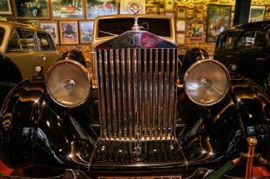 İstanbul, Türkiye - Eylül 2022. Rolls-Royce. Siyah arka planda klasik bir İngiliz arabası. Yüksek kalite fotoğraf