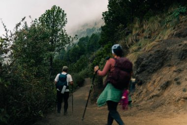 Volkan Fuego, Guatemala 'daki Acatenango Yanardağı' nın manzarasından geceleyin patlıyor. Yüksek kalite fotoğraf