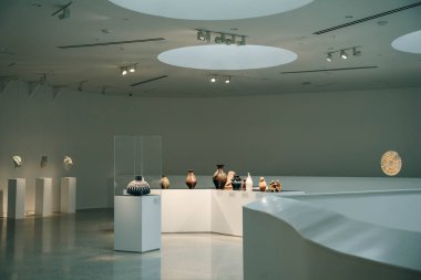 Winnipeg, MB, Kanada - Mayıs 2022: WAG-Qaumajuq sergi katına genel bir bakış. Yüksek kalite fotoğraf