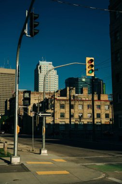 Winnipeg, MB, Kanada - Haziran 2022: Winnipeg şehir merkezinde boş bir cadde. Yüksek kalite fotoğraf