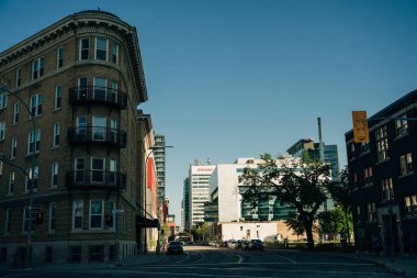 Winnipeg, MB, Kanada - Haziran 2022: Winnipeg şehir merkezinde boş bir cadde. Yüksek kalite fotoğraf