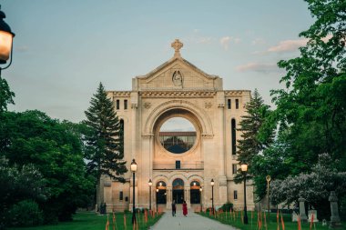 Winnipeg, Manitoba, CA, Mayıs 2022 Saint Boniface Katedrali Roma Katolik Bazilikası. Yüksek kalite fotoğraf