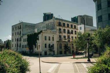 Winnipeg, MB, Kanada - Haziran 2022: Winnipeg şehir merkezinde boş bir cadde. Yüksek kalite fotoğraf